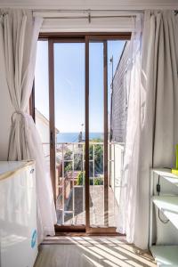 a room with a large window with a view of the ocean at Habitaciones Valparaiso in Valparaíso