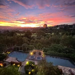 uma vista aérea de uma casa ao pôr-do-sol em Roemah Asri Villa - Resor Dago Pakar em Bandung