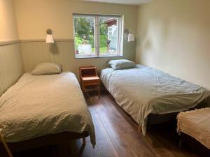 Duas camas num quarto com uma janela em Lyrkroken em Vittsjö