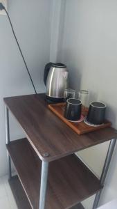- une table en bois avec deux tasses et une bouilloire dans l'établissement Last Hammock Beach Resort, à Ko Pha Ngan