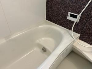 uma banheira branca na casa de banho com WC em Guest House Fuji no Yado Akebono Building A - Vacation STAY 74316v em Fujiyoshida