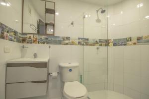 a bathroom with a toilet and a sink and a shower at Apartaestudio en cartagena COLOMBIA in Cartagena de Indias