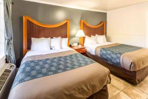 a hotel room with two beds in a room at Econo Lodge Inn & Suites Heavenly Village Area in South Lake Tahoe
