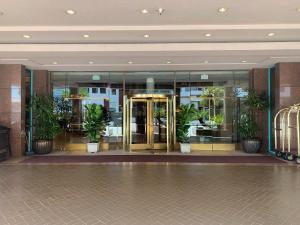 eine Lobby mit Drehtür in einem Gebäude in der Unterkunft Oxford Palace Hotel in Los Angeles