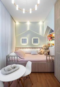 ein Schlafzimmer mit einem Bett mit einem Teddybär drauf in der Unterkunft Apto de Alto Luxo Duplex - Centro (área nobre) in Chapecó