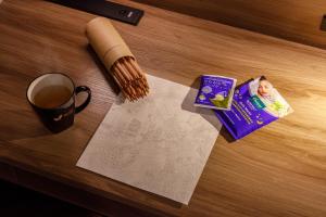 een tafel met een kopje koffie en een boek bij Far East Village Hotel Tokyo Ariake in Tokyo