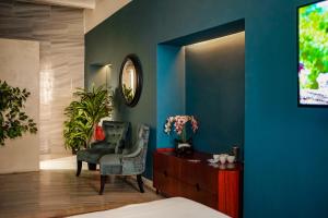 TV a/nebo společenská místnost v ubytování Valhalla Boutique Hotel