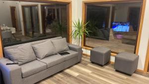 TV a/nebo společenská místnost v ubytování Casa en el bosque-tinaja