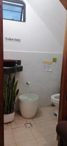 La salle de bains est pourvue de toilettes et d'une baignoire. dans l'établissement Mavy's Maligcong Homestay, à Bontoc