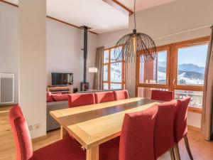 une salle à manger avec une table en bois et des chaises rouges dans l'établissement Appartement Les Arcs 1800, 5 pièces, 8 personnes - FR-1-352-42, à Arc 1800