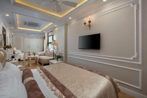 Televiisor ja/või meelelahutuskeskus majutusasutuses Royal Holiday Hanoi Hotel