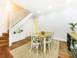 a kitchen and dining room with a table and chairs at Cosy Cottage Funky ICC Darling Harbour Sydney in Sydney