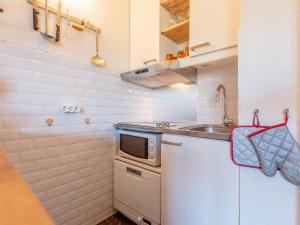 Appartement La Plagne, 2 pièces, 4 personnes - FR-1-353-20にあるキッチンまたは簡易キッチン