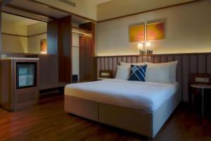 1 dormitorio con 1 cama grande y chimenea en Four Points Express by Sheraton Bursa Nilufer en Bursa