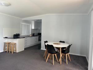 a kitchen and dining room with a table and chairs at Mudgee Riverside Park in Mudgee