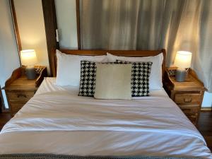 - un lit avec 2 lampes et 2 oreillers dans l'établissement Up The Farm Udon Thani Farm Stay, 