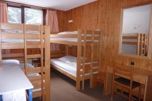 Katil dua tingkat atau katil-katil dua tingkat dalam bilik di Cosy nest overlooking the Jardin Alpin forest
