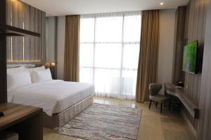 Ліжко або ліжка в номері Salatin Hotel Palembang