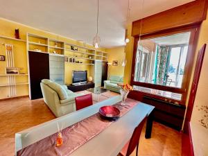 a living room with a table and a couch at Natura e Golf con giardino privato in Fiano