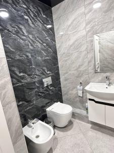 y baño con aseo y lavamanos. en Квартира Самарканд en Samarcanda