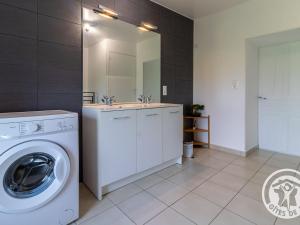 y baño con lavadora y lavamanos. en Gîte Beaupréau-en-Mauges-Beaupréau, 3 pièces, 5 personnes - FR-1-622-73 