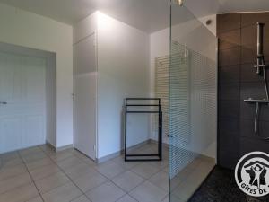 La salle de bains est pourvue d'une douche en verre avec un miroir. dans l'établissement Gîte de charme avec terrasse, près de Nantes, campagne des Mauges, idéal pour familles et pêcheurs - FR-1-622-73, à La Jactrie 13 autres photos