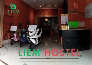 duas motocicletas estacionadas dentro de um restaurante com as palavras "galinha" hospedadas em Liem Hostel Malioboro em Sentool