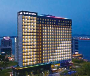 un edificio illuminato con un hotel a una stella di Airsky Hotel Incheon a Incheon