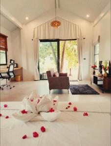 sala de estar con pétalos de rosa roja en el suelo en Tropical Crystal Villa, en Salad Beach