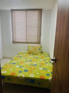 Een bed of bedden in een kamer bij Cali Valle del Lili Apartamento