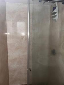 y baño con ducha y puerta de cristal. en Cali Valle del Lili Apartamento en Cali