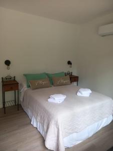 een slaapkamer met een bed met twee handdoeken erop bij Calma del Bosque in Mar del Plata
