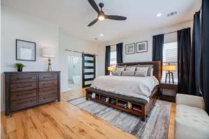 una camera con letto e ventilatore a soffitto di Luxury Living Dallas Downtown a Dallas