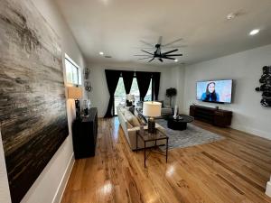 un soggiorno con divano e TV di Luxury Living Dallas Downtown a Dallas