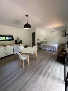een kamer met een bed en een tafel en stoelen bij Calma del Bosque in Mar del Plata