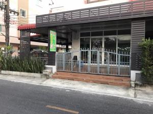 a store on the side of a street at เอส ที อพาร์ทโฮเทล / S.T.ApartHotel in Ban Khao Rup Chang +1 photo