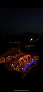 vista di un edificio con luci notturne di Kasar Himalaya Holiday Home, Binsar Rd ad Almora
