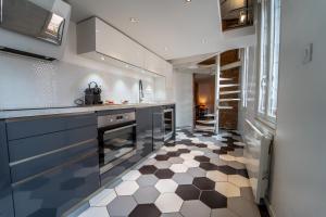 - une cuisine avec un sol en damier noir et blanc dans l'établissement Pargaminières by Yumē, à Toulouse