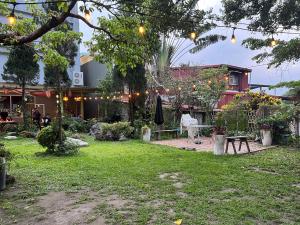 Ogród w obiekcie Niuniu & Meng Ka Homestay