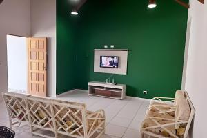 TV a/nebo společenská místnost v ubytování Casa 35 Praia Grande com piscina e 3 dormitórios