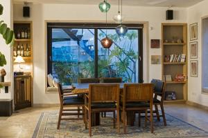 a dining room with a table and chairs and a window at Cuna del Cielo in San Miguel de Allende