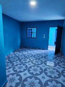 um quarto azul com uma cama e um tecto azul em Estadia Regalo de Dios 
