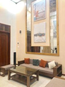 een woonkamer met een bank en een tafel bij Căn nhà của sự ngọt ngào! in Plei Brel (2)