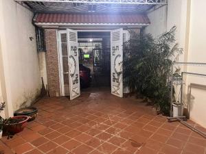 una entrada a un edificio con puertas con caras en Căn nhà của sự ngọt ngào!, en Plei Brel (2)