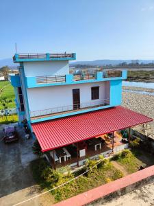 瑞詩凱詩的住宿－Rishikesh Shiv Dham Homestay，享有红色屋顶建筑的上方景色