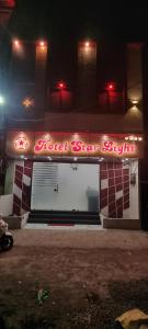 een levensmiddelenwinkel met een neonbord aan de voorkant bij Hotel StarLight By i line in Ujjain