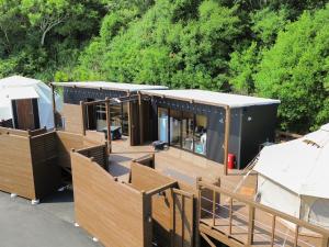 Toyohama-SORA-BASE（ソラベース）的背景树的模块化建筑的空中景观