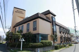 um edifício com uma placa que lê a praia do hotel em Hotel Seagull em Izumi-Sano