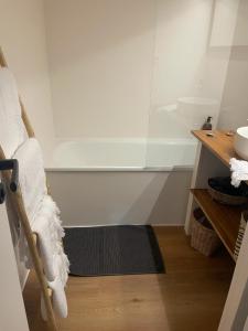 La salle de bains est pourvue d'un lavabo et d'une baignoire. dans l'établissement Petite maison cocooning à Bormes les mimosas, à Bormes-les-Mimosas
