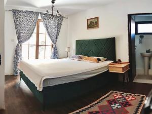 ein Schlafzimmer mit großem Bett und Fenster in der Unterkunft Villa Mediterranea in Krasići + 46 Fotos